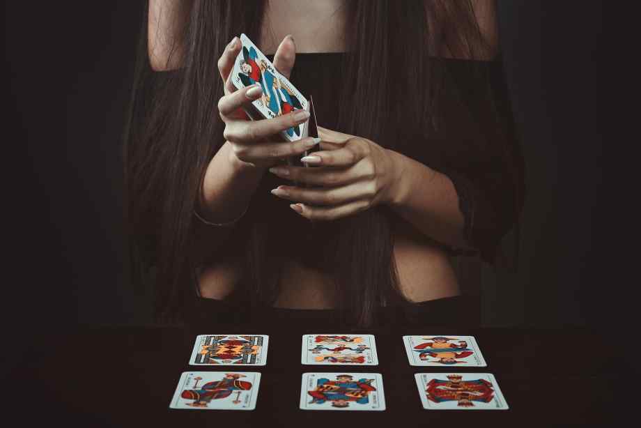 La Dame de cœur dans les cartes et son lien direct avec la guidance-Adoperp Voyance La Dame de cœur dans les cartes et son lien direct avec la guidance-Adoperp Voyance